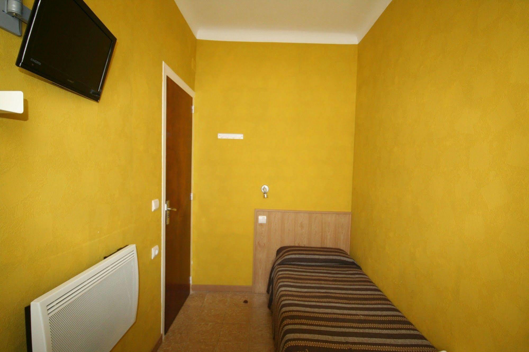 Hostal Juventus Portbou Ngoại thất bức ảnh